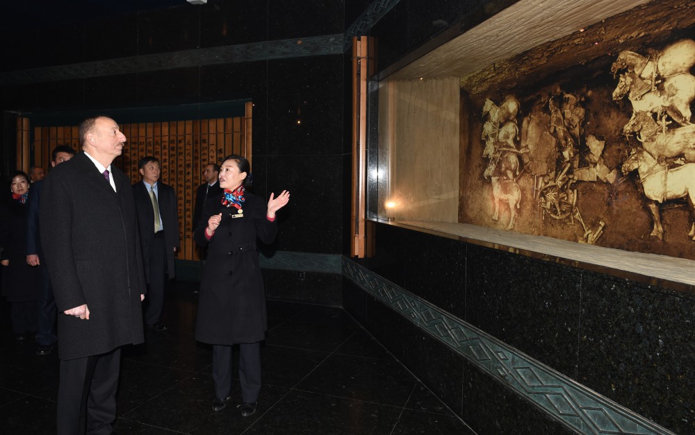 Prezident İlham Əliyev Çinin Sian şəhərindəki Terrakota Ordusu Muzeyi ilə tanış olub (FOTO)