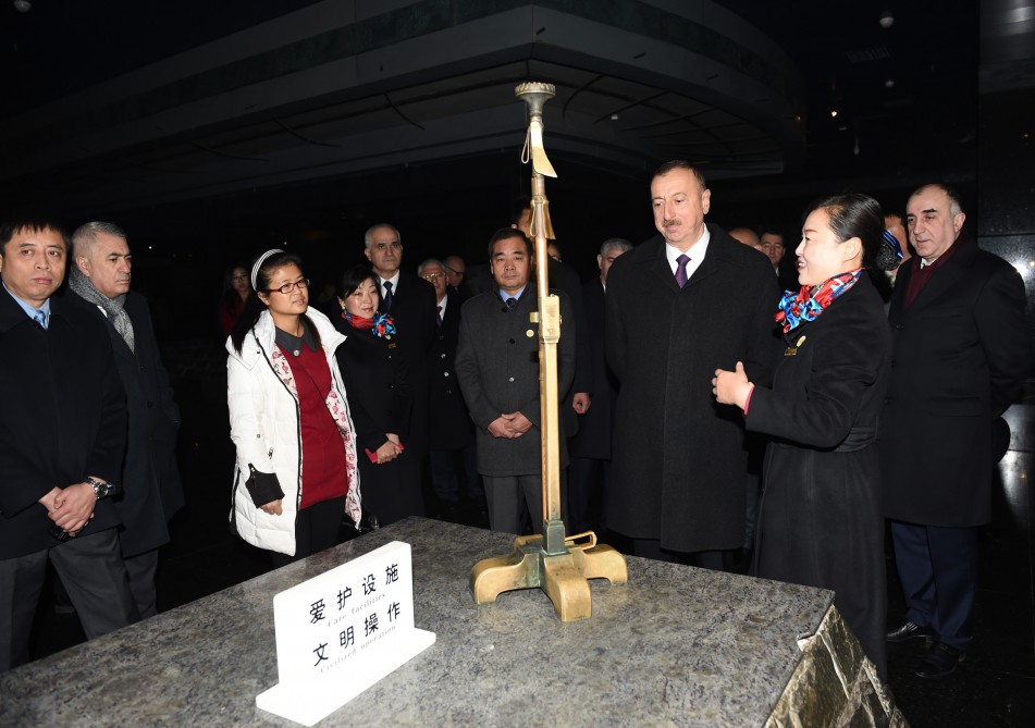 Prezident İlham Əliyev Çinin Sian şəhərindəki Terrakota Ordusu Muzeyi ilə tanış olub (FOTO)