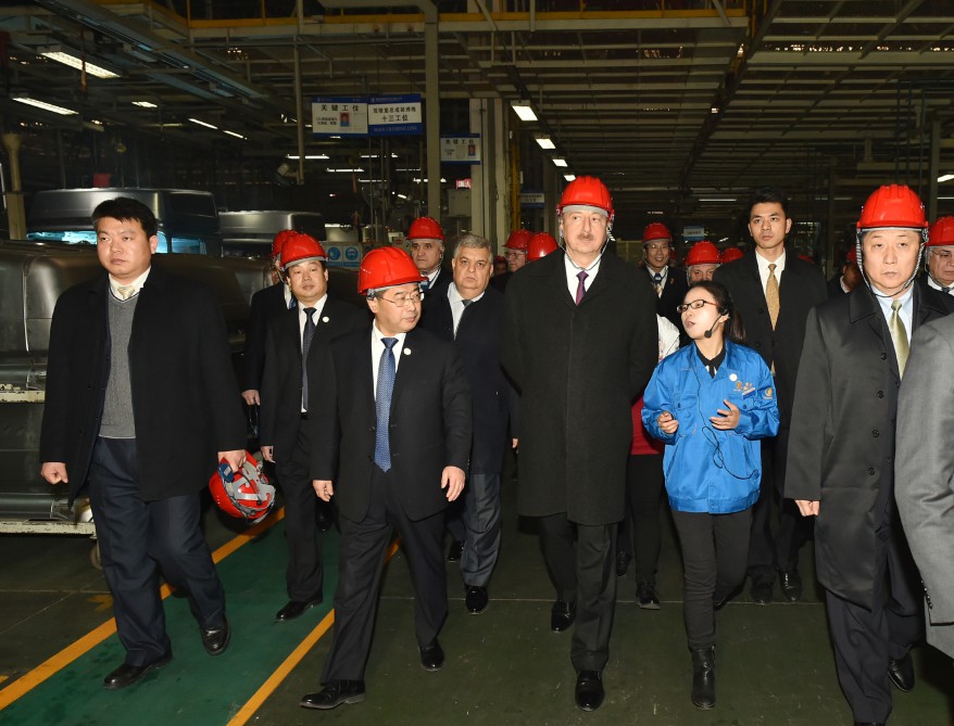 Prezident İlham Əliyev Çinin Sian şəhərində avtomobil zavodu ilə tanış olub (FOTO)