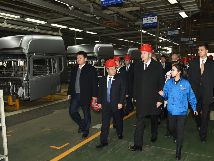 Prezident İlham Əliyev Çinin Sian şəhərində avtomobil zavodu ilə tanış olub (FOTO)
