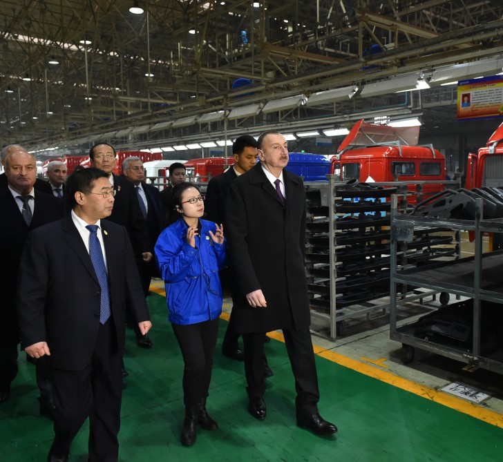 Prezident İlham Əliyev Çinin Sian şəhərində avtomobil zavodu ilə tanış olub (FOTO)