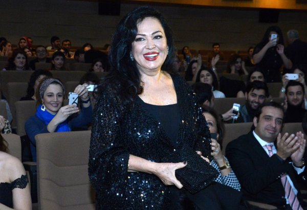 Türkan Şoray və qızı Bakıda film təqdim etdilər (FOTO)
