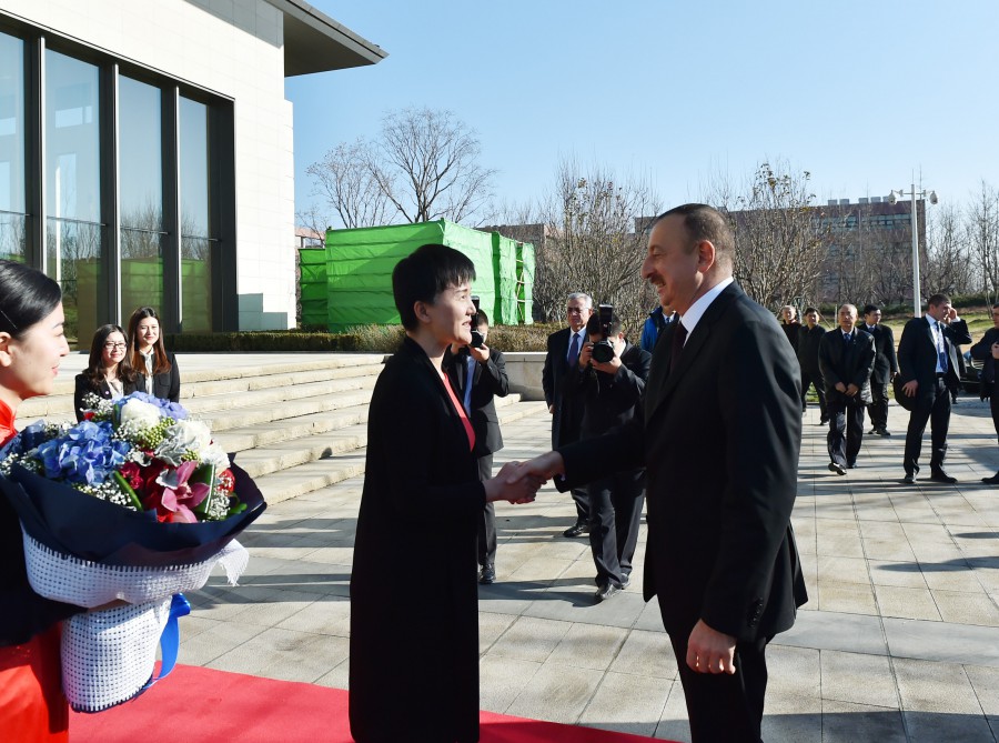 Prezident İlham Əliyev “Huawei” şirkətinin Pekindəki Sərgi Mərkəzində olub (FOTO)