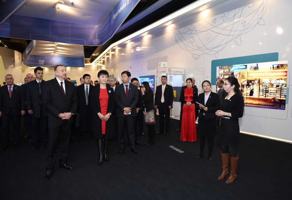 Prezident İlham Əliyev “Huawei” şirkətinin Pekindəki Sərgi Mərkəzində olub (FOTO)