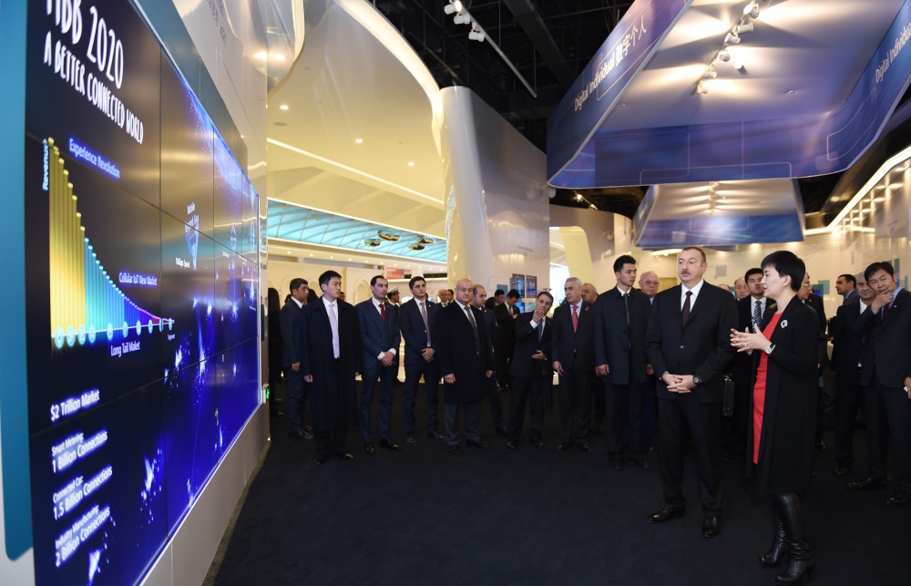 Prezident İlham Əliyev “Huawei” şirkətinin Pekindəki Sərgi Mərkəzində olub (FOTO)