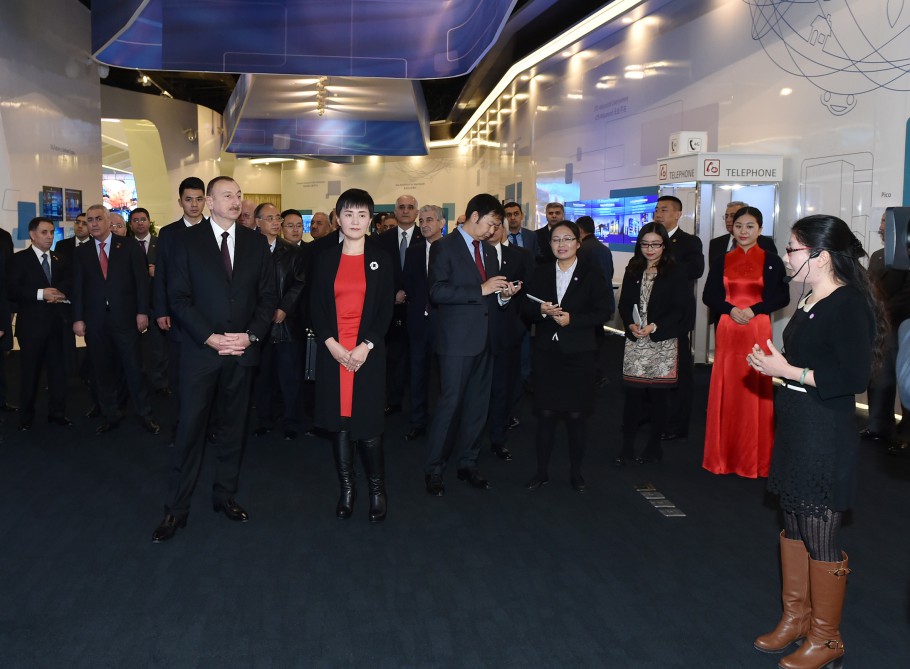 Prezident İlham Əliyev “Huawei” şirkətinin Pekindəki Sərgi Mərkəzində olub (FOTO)