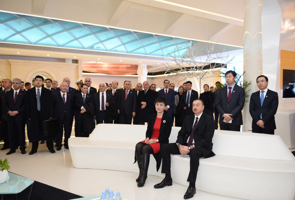 Prezident İlham Əliyev “Huawei” şirkətinin Pekindəki Sərgi Mərkəzində olub (FOTO)