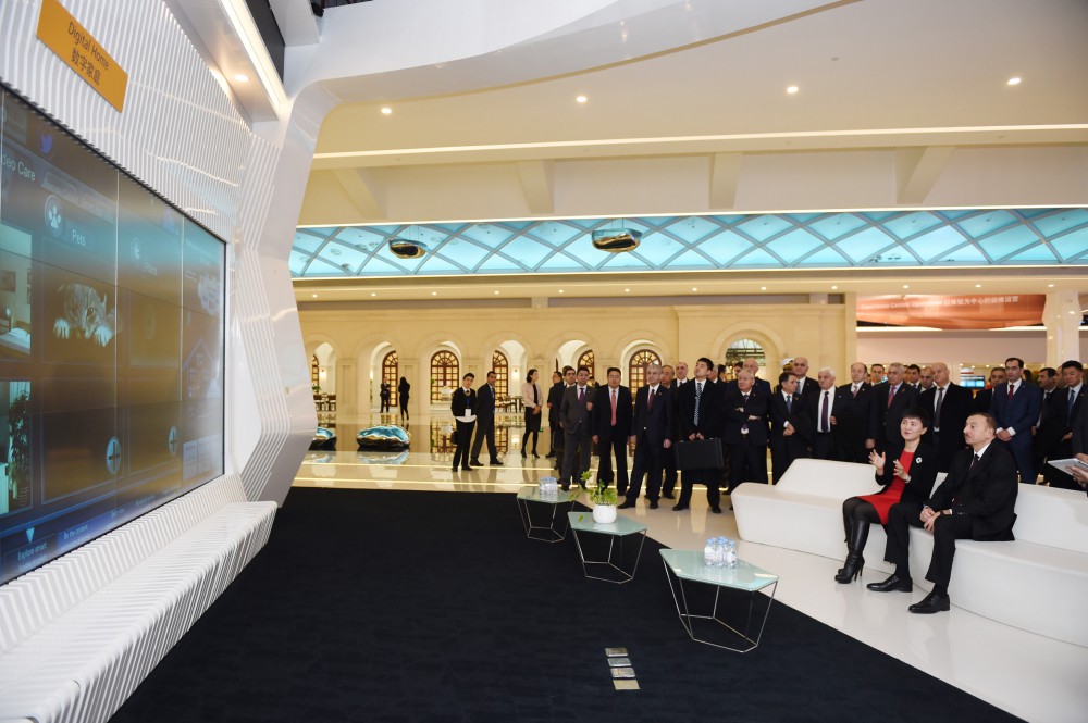 Prezident İlham Əliyev “Huawei” şirkətinin Pekindəki Sərgi Mərkəzində olub (FOTO)