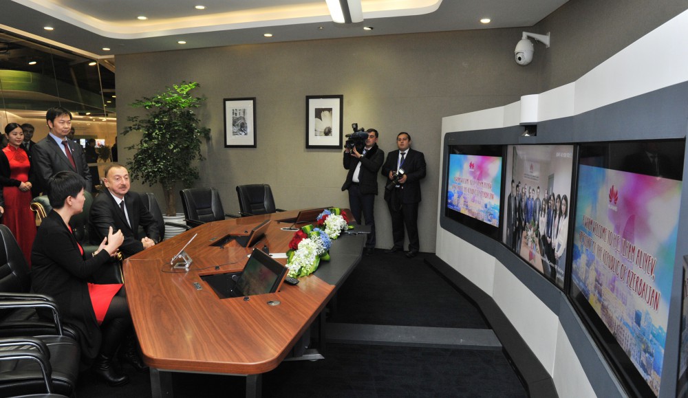 Prezident İlham Əliyev “Huawei” şirkətinin Pekindəki Sərgi Mərkəzində olub (FOTO)