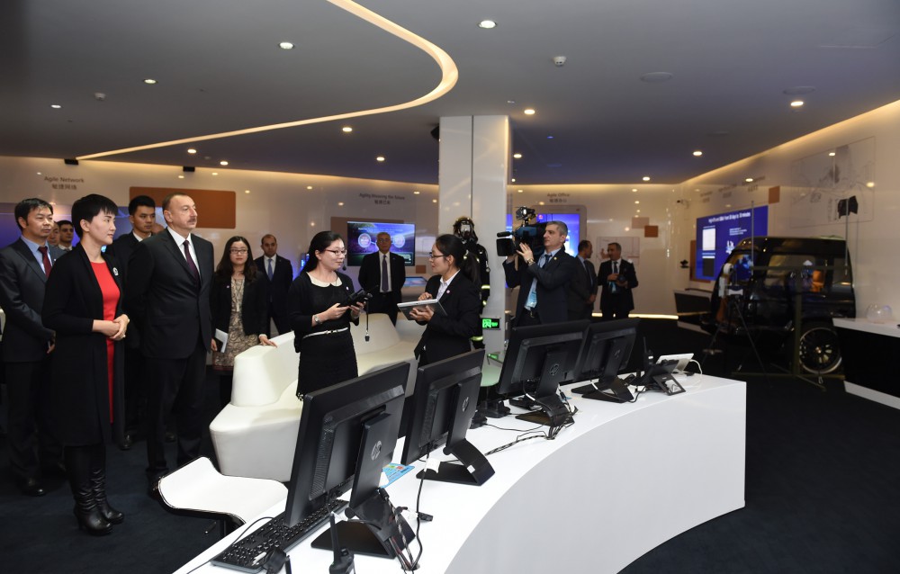 Prezident İlham Əliyev “Huawei” şirkətinin Pekindəki Sərgi Mərkəzində olub (FOTO)