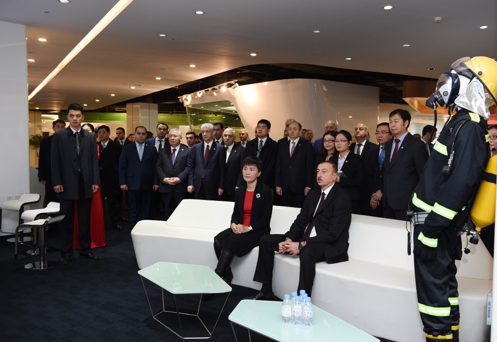 Prezident İlham Əliyev “Huawei” şirkətinin Pekindəki Sərgi Mərkəzində olub (FOTO)