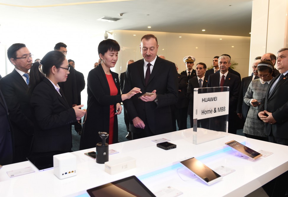 Prezident İlham Əliyev “Huawei” şirkətinin Pekindəki Sərgi Mərkəzində olub (FOTO)
