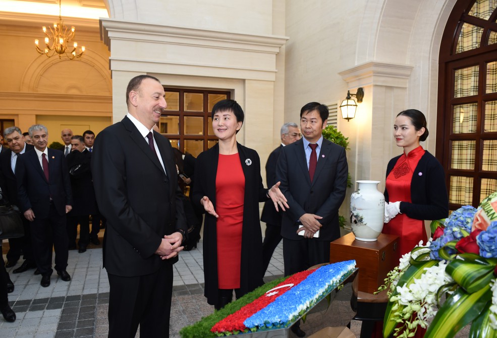 Prezident İlham Əliyev “Huawei” şirkətinin Pekindəki Sərgi Mərkəzində olub (FOTO)