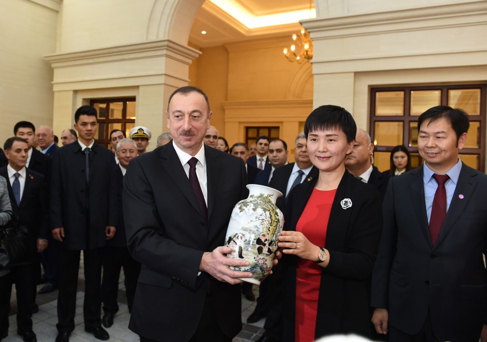 Prezident İlham Əliyev “Huawei” şirkətinin Pekindəki Sərgi Mərkəzində olub (FOTO)