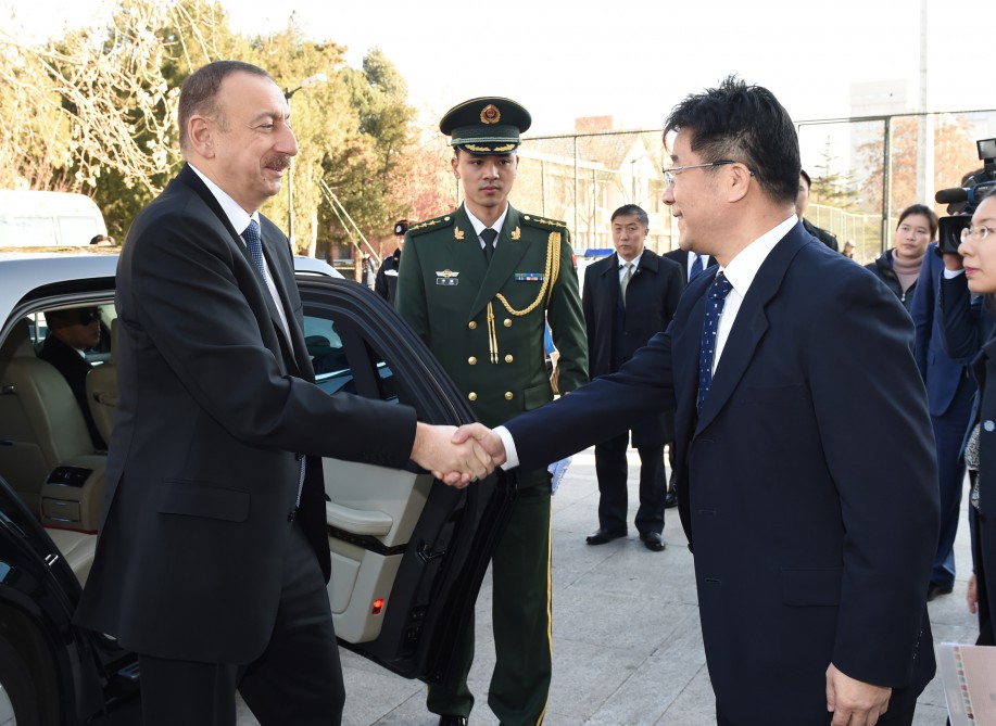 Prezident İlham Əliyev: Neftin qiymətinin aşağı düşməsinə baxmayaraq, ölkəmizdə iqtisadiyyat inkişaf edir (FOTO)