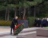 Prezident İlham Əliyev ümummilli lider Heydər Əliyevin məzarını ziyarət edib (ƏLAVƏ OLUNUB) (FOTO)