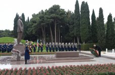 Prezident İlham Əliyev ümummilli lider Heydər Əliyevin məzarını ziyarət edib (ƏLAVƏ OLUNUB) (FOTO)