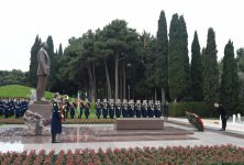 Prezident İlham Əliyev ümummilli lider Heydər Əliyevin məzarını ziyarət edib (ƏLAVƏ OLUNUB) (FOTO)
