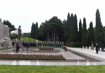 Prezident İlham Əliyev ümummilli lider Heydər Əliyevin məzarını ziyarət edib (ƏLAVƏ OLUNUB) (FOTO)
