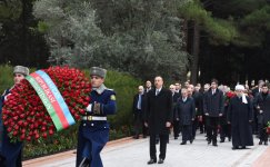 Prezident İlham Əliyev ümummilli lider Heydər Əliyevin məzarını ziyarət edib (ƏLAVƏ OLUNUB) (FOTO)