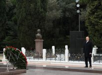 Prezident İlham Əliyev ümummilli lider Heydər Əliyevin məzarını ziyarət edib (ƏLAVƏ OLUNUB) (FOTO)