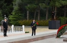 Prezident İlham Əliyev ümummilli lider Heydər Əliyevin məzarını ziyarət edib (ƏLAVƏ OLUNUB) (FOTO)