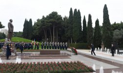 Prezident İlham Əliyev ümummilli lider Heydər Əliyevin məzarını ziyarət edib (ƏLAVƏ OLUNUB) (FOTO)