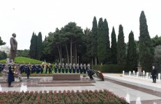 Prezident İlham Əliyev ümummilli lider Heydər Əliyevin məzarını ziyarət edib (ƏLAVƏ OLUNUB) (FOTO)