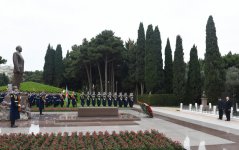Prezident İlham Əliyev ümummilli lider Heydər Əliyevin məzarını ziyarət edib (ƏLAVƏ OLUNUB) (FOTO)