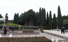 Prezident İlham Əliyev ümummilli lider Heydər Əliyevin məzarını ziyarət edib (ƏLAVƏ OLUNUB) (FOTO)