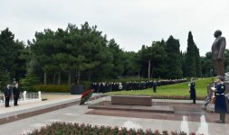 Prezident İlham Əliyev ümummilli lider Heydər Əliyevin məzarını ziyarət edib (ƏLAVƏ OLUNUB) (FOTO)