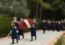 Prezident İlham Əliyev ümummilli lider Heydər Əliyevin məzarını ziyarət edib (ƏLAVƏ OLUNUB) (FOTO)