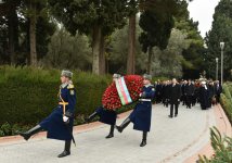 Prezident İlham Əliyev ümummilli lider Heydər Əliyevin məzarını ziyarət edib (ƏLAVƏ OLUNUB) (FOTO)