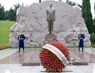 Azərbaycan ictimaiyyəti ulu öndər Heydər Əliyevin vəfatının ildönümündə Fəxri xiyabanı ziyarət edir (FOTO-VİDEO)