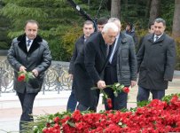 Azərbaycan ictimaiyyəti ulu öndər Heydər Əliyevin vəfatının ildönümündə Fəxri xiyabanı ziyarət edir (FOTO-VİDEO)