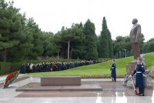 Azərbaycan ictimaiyyəti ulu öndər Heydər Əliyevin vəfatının ildönümündə Fəxri xiyabanı ziyarət edir (FOTO-VİDEO)