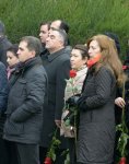 Azərbaycan ictimaiyyəti ulu öndər Heydər Əliyevin vəfatının ildönümündə Fəxri xiyabanı ziyarət edir (FOTO-VİDEO)