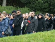 Azərbaycan ictimaiyyəti ulu öndər Heydər Əliyevin vəfatının ildönümündə Fəxri xiyabanı ziyarət edir (FOTO-VİDEO)