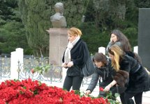 Azərbaycan ictimaiyyəti ulu öndər Heydər Əliyevin vəfatının ildönümündə Fəxri xiyabanı ziyarət edir (FOTO-VİDEO)
