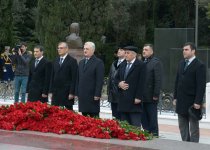 Azərbaycan ictimaiyyəti ulu öndər Heydər Əliyevin vəfatının ildönümündə Fəxri xiyabanı ziyarət edir (FOTO-VİDEO)