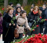 Azərbaycan ictimaiyyəti ulu öndər Heydər Əliyevin vəfatının ildönümündə Fəxri xiyabanı ziyarət edir (FOTO-VİDEO)