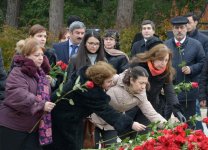 Azərbaycan ictimaiyyəti ulu öndər Heydər Əliyevin vəfatının ildönümündə Fəxri xiyabanı ziyarət edir (FOTO-VİDEO)
