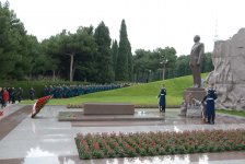 Azərbaycan ictimaiyyəti ulu öndər Heydər Əliyevin vəfatının ildönümündə Fəxri xiyabanı ziyarət edir (FOTO-VİDEO)