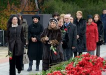 Azərbaycan ictimaiyyəti ulu öndər Heydər Əliyevin vəfatının ildönümündə Fəxri xiyabanı ziyarət edir (FOTO-VİDEO)