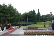 Azərbaycan ictimaiyyəti ulu öndər Heydər Əliyevin vəfatının ildönümündə Fəxri xiyabanı ziyarət edir (FOTO-VİDEO)