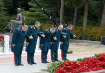 Azərbaycan ictimaiyyəti ulu öndər Heydər Əliyevin vəfatının ildönümündə Fəxri xiyabanı ziyarət edir (FOTO-VİDEO)