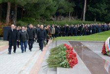 Azərbaycan ictimaiyyəti ulu öndər Heydər Əliyevin vəfatının ildönümündə Fəxri xiyabanı ziyarət edir (FOTO-VİDEO)