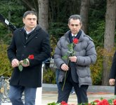 Azərbaycan ictimaiyyəti ulu öndər Heydər Əliyevin vəfatının ildönümündə Fəxri xiyabanı ziyarət edir (FOTO-VİDEO)