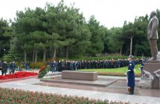Azərbaycan ictimaiyyəti ulu öndər Heydər Əliyevin vəfatının ildönümündə Fəxri xiyabanı ziyarət edir (FOTO-VİDEO)