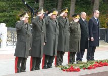 Azərbaycan ictimaiyyəti ulu öndər Heydər Əliyevin vəfatının ildönümündə Fəxri xiyabanı ziyarət edir (FOTO-VİDEO)
